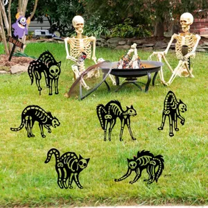 Estaca de jardín de metal con esqueleto de gato negro de Halloween, detalle visual.