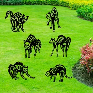 Vista detallada de estacas de jardin de gato esqueleto de metal negro para decoracion de Halloween.