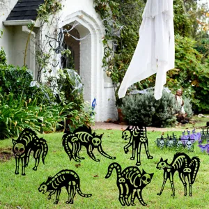 Vista detallada de estaca de jardín de metal gato esqueleto de Halloween diseño de hierro.