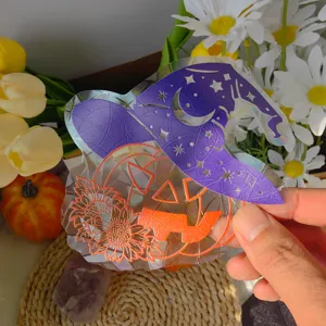 Primer plano detallado de un atrapasol holográfico de Halloween con diseño de sombrero.