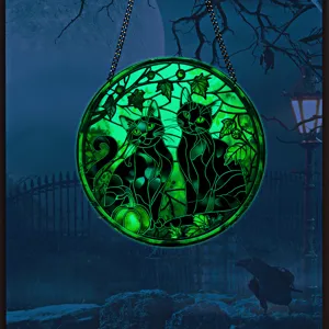 Vista di dettaglio della targa sospesa in acrilico gatto nero luminoso di Halloween con notte.
