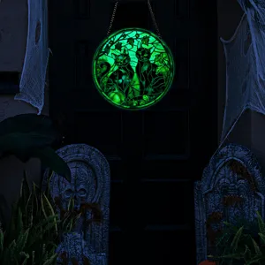 Dettaglio insegna sospesa in acrilico luminoso di Halloween con gatti e zucca neri.