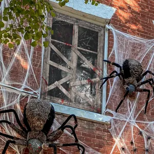 Halloween blutiges Nonnen Fenster Banner mit großen Spinnen und Spinnweben für Gruselparty.