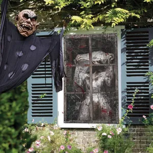 Halloween bloedig raamposter en hangende spook rekwisiet voor griezelige en enge huisdecoratie.