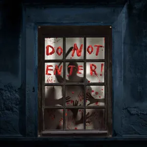 Detail des blutigen Halloween-Fensterbanners mit gruseliger Silhouette und Text.