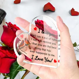 Transparant acryl hart ornament met romantisch citaat, perfect Valentijnscadeau voor geliefden.