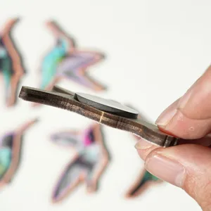 Gedetailleerd overzicht van de mooie houten kolibrie koelkastmagneet achterkant.