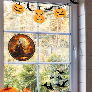 Detailansicht von Halloween Fensteraufklebern mit gruseligem Haus und dekorativen Fledermäusen.