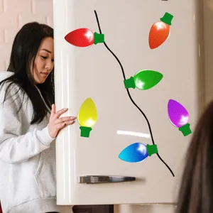 Adesivi magnetici riflettenti a forma di lampadina di Natale per frigorifero e porta del garage.