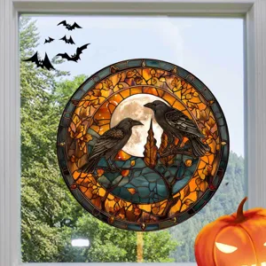 Detailaufnahme des Halloween Krähe Buntglas Fensteraufklebers, herbstliche Mondfolie für Zuhause.