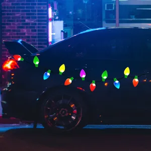 Primo piano dettagliato di adesivi riflettenti magnetici colorati di Natale sulla carrozzeria.