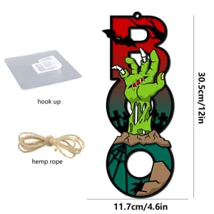 Halloween Holz BOO Hängeschild mit Zombiehand Design, inklusive Haken und Hanfseil.