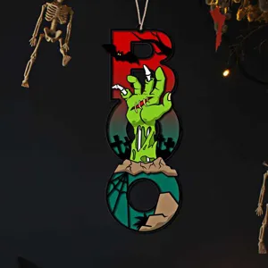 Halloween Holz BOO Hängeschild mit Zombie Hand Design, ideal für schaurige Party Deko.