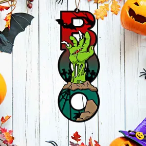 Halloween Holz BOO Hängeschild Detailansicht, gruselige Zombie Hand Design für Festtag.