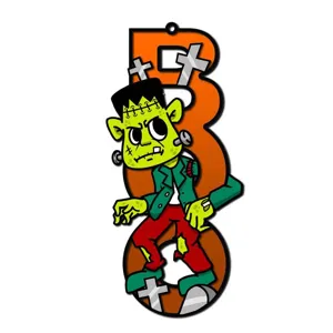 Halloween Holz BOO Hängeschild Detailansicht mit dem Frankenstein Monster als Dekoration.