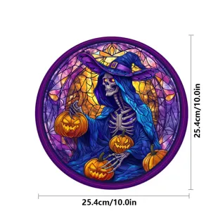 Detailansicht des runden Halloween Buntglas-Fensteraufklebers mit Skelett-Hexe und Kürbissen.