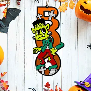 Halloween Holz BOO Hängeschild Detail mit zweischichtigem Frankenstein Monster Motiv.