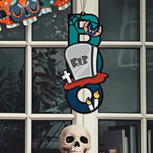 Halloween Holz BOO Hängeschild Detail, gruselige doppellagige Wanddekoration für Party.