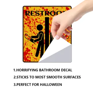 Gruseliger Halloween WC Wandaufkleber mit blutigem Kettensägen Motiv für Partydekoration.
