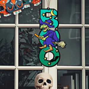 Detail des Halloween Holzschildes BOO mit Hexe und Mond für stimmungsvolle Dekoration.