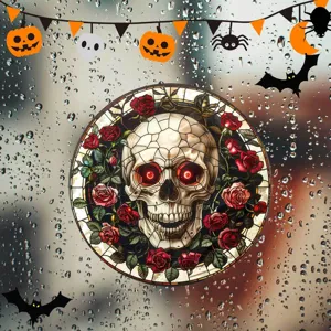 Nahaufnahme des Glasfenster-Aufklebers mit Totenkopf und roten Rosen für Halloween.