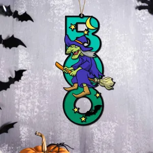 Halloween Holz BOO Hängeschild Detail mit süßem Hexen Design für festliche Innendekoration.