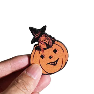 Ξύλινος μαγνήτης ψυγείου Halloween με χαριτωμένη μάγισσα μέσα σε κολοκύθα διακόσμηση
