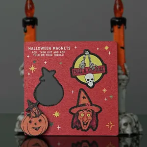Λεπτομερής όψη ξύλινου μαγνήτη ψυγείου Halloween με τρομακτικά κρανία και μάγισσες.