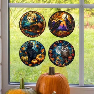 Detailaufnahme von Halloween Buntglas-Fensteraufklebern, dekorative Folie mit schaurigen Motiven.