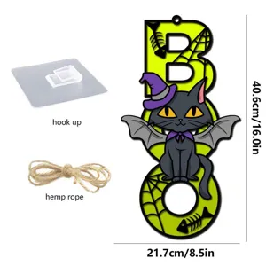 Halloween Holz BOO Hängeschild Detail mit schwarzer Katze, Hexenhut und Zubehör.