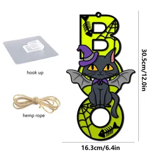 Detailansicht des Halloween Holz BOO Hängeschilds mit schwarzer Katze und Zubehör.