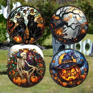 Detailansicht von Halloween Buntglas Fensetaufklebern mit gruseligen Katzen und Skeletten.