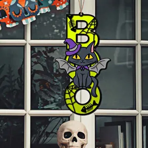 Halloween Holz BOO Hängeschild Detail mit schwarzer Katze Hexenhut und festlichem Design.