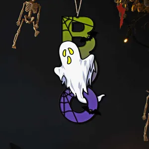 Detailansicht des Halloween Holz BOO Hängeschildes mit Geist und Fledermäusen für gruselige Deko.