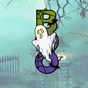 Hölzernes Halloween BOO Hängeschild Detail mit gruseligem Geist und Fledermaus Holzdekor.