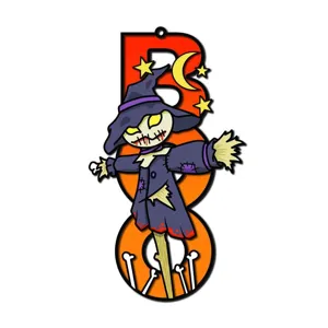 Nahaufnahme Detail des Halloween Holz BOO Hängeschilds mit süßem Vogelscheuche Dekor