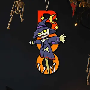 Halloween Holz BOO Hängeschild Dekoration mit süßem Vogelscheuche Muster für festliche Wand.