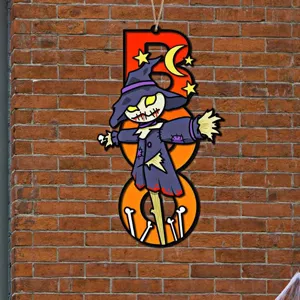 Halloween Holz BOO Hängeschild Detailansicht mit feinen Ausschnitten und bunten Farben.