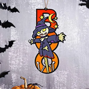 Detailansicht des hölzernen Halloween BOO Hängeschilds mit Vogelscheuche und schöner Festtagsdeko.
