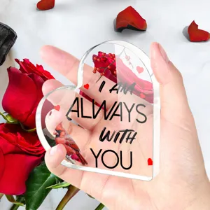 Acryl hart ornament met rood kardinaal vogel design en liefdesquote voor Valentijnscadeau.