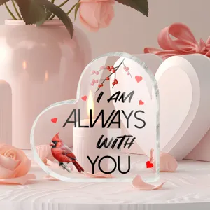 Hartvormig acryl ornament met liefdescitaat en kardinaal vogel design voor Valentijn.