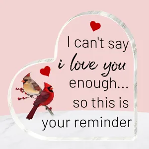 Transparant acryl hart plaquette met rode vogels en romantische tekst als liefdesgeschenk.