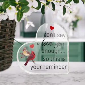 Detailopname van acryl hart plaquette, met heldere textuur en mooie vogelprint.