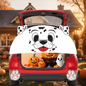 Halloween autokofferbak decoratie detail met hondengezicht en pootafdruk stickers.