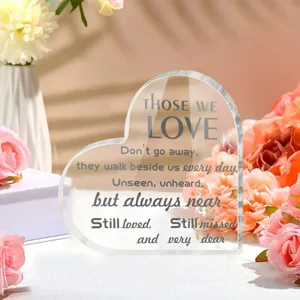 Transparant acryl hart plaquette ornament met emotionele tekst, gedetailleerd zicht.