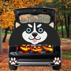Halloween auto kofferbak decoratieve hoes met schattig cartoon dierengezicht in het herfstbos.
