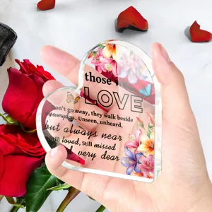 Close-up van helder acryl hartplaatje met bloemenprint en emotioneel vers.