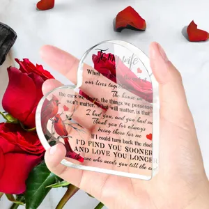 Detailopname van romantisch hart acryl plaque ornament met rood kardinaal patroon.