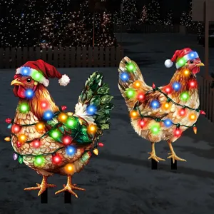 Vista detallada de estacas de jardín de pollo navideño con luces coloridas y gorros de Papá Noel.