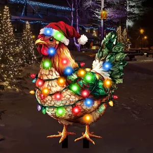 Vista detallada del estaca de jardín de pollo de Navidad luminoso con luces coloridas festivas.